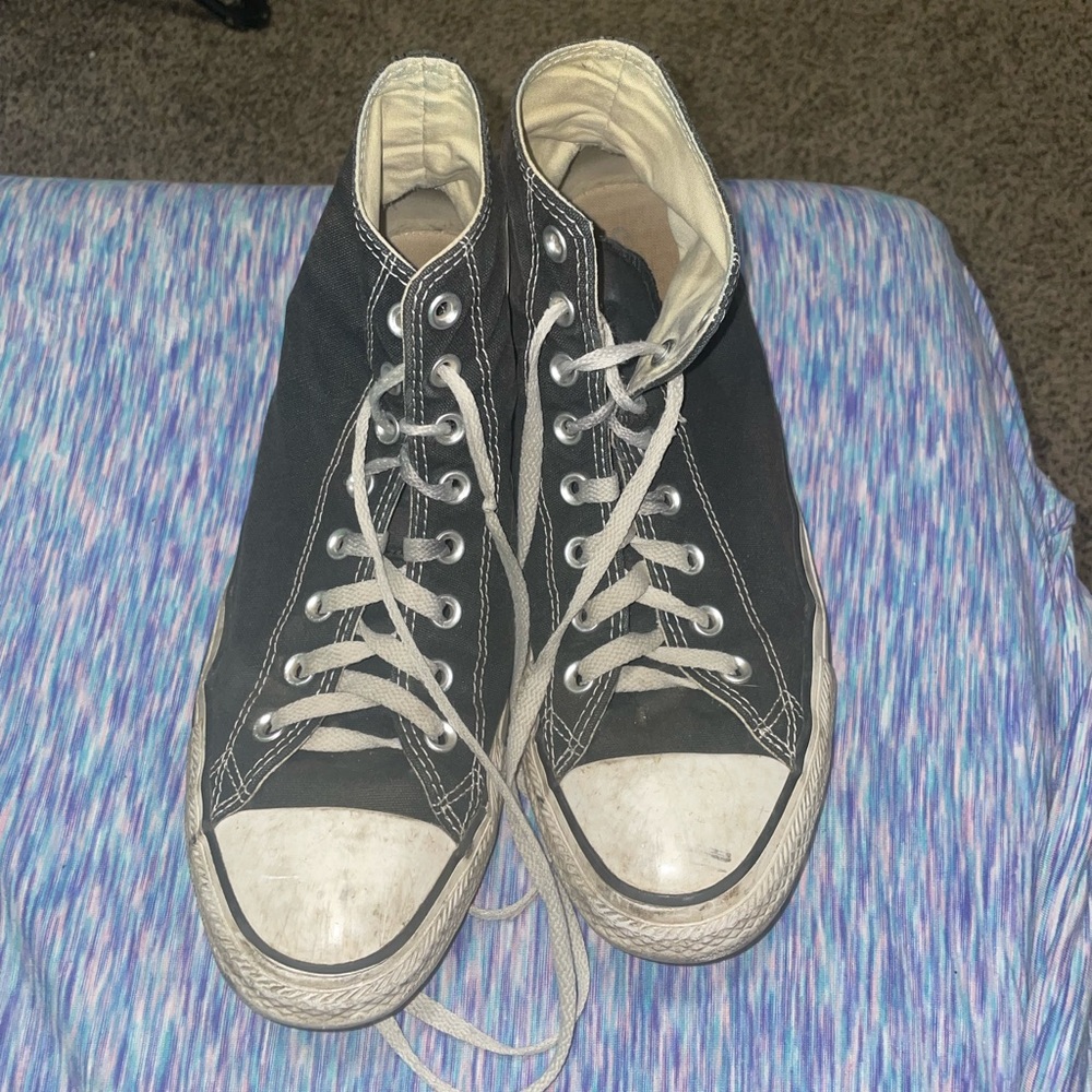 Beat up size 10.5 Unisex converse. Worn as daily shows for a while
